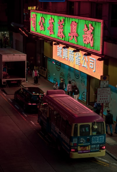 总线和黑色停在商店前面
